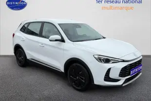 MG ZS Hybrid blanc en 3/4 avant droit, avec jantes noires et calandre imposante noire.