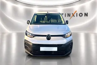 Vue frontale d'un Citroën Berlingo Fourgon blanc 2026 avec pare-chocs noir et phares LED dans un studio lumineux.
