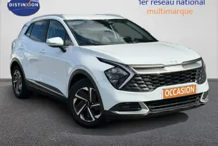 KIA Sportage blanc vue 3/4 avant droit avec calandre noire et jantes alliage distinctives.