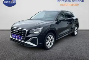 Audi Q2 noir mito metal en vue 3/4 avant droit, avec calandre chromée et jantes alliage argentées.