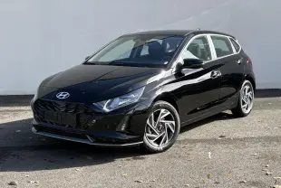 Hyundai i20 2026 noir métal en 3/4 avant droit, avec jantes alliage au design moderne et calandre marquée.