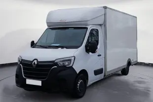 Vue 3/4 avant droite d'un Renault Master blanc avec caisse de livraison haute et calandre noire.