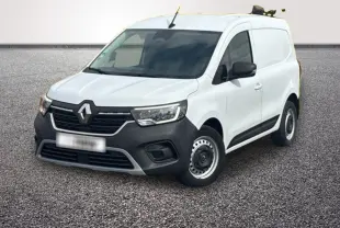 Renault Kangoo blanc en 3/4 avant droit, avec pare-chocs noir mat et jantes acier simples.