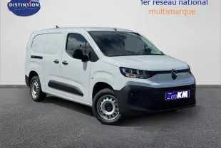 Citroën Berlingo Fourgon XL blanc Icy en 3/4 avant droit avec boucliers noirs et jantes acier.
