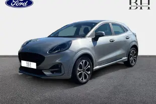Ford Puma gris Solar métallisé en vue 3/4 avant droit, avec jantes alliage et calandre noire distinctive.
