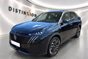 Peugeot 3008 noir en 3/4 avant droit, avec calandre noire et phares LED distinctifs, en intérieur showroom.