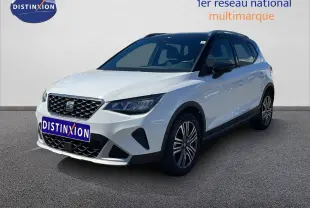 SEAT Arona blanc Nevada avec toit noir, vue 3/4 avant droit mettant en valeur ses lignes modernes et ses jantes alliage.