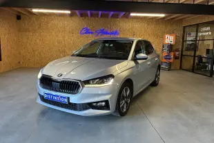 SKODA Fabia gris 3/4 avant droit en intérieur, calandre chromée et jantes alliage visibles.