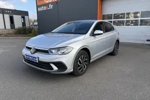 Volkswagen Polo 1.0 TSI 95 VW Edition gris reflet argent vue 3/4 avant avec jantes alliage et calandre noire.