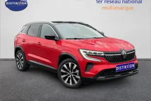 Renault Austral 2025 rouge flamme en 3/4 avant droit, SUV hybride avec calandre noire et jantes alliage distinctives.