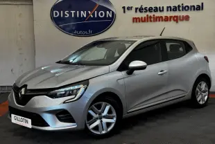 Renault Clio Business TCe 90 gris clair vue 3/4 avant droit, avec phares LED et jantes alliage cinq branches.