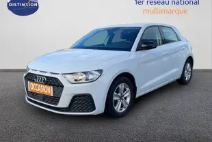 Audi A1 Sportback blanc glacier vue 3/4 avant droit avec calandre hexagonale et jantes alliage cinq branches.