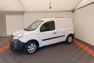 Renault Kangoo blanc en 3/4 avant droit, fourgonnette avec pare-chocs noir et vitres teintées.