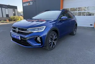 Vue 3/4 avant droite d'un Volkswagen Taigo bleu récif métal avec jantes alliage noires et calandre R-Line.