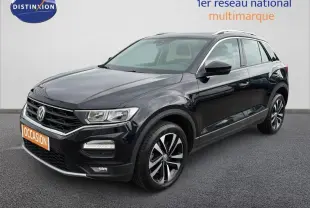 Volkswagen T-Roc noir en 3/4 avant droit, avec jantes alliage 17 pouces et feux LED visibles.