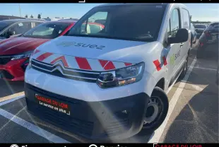 Vue 3/4 avant droite d’un Citroën Berlingo blanc avec marquages rouges et logo Suez sur le capot et la porte.