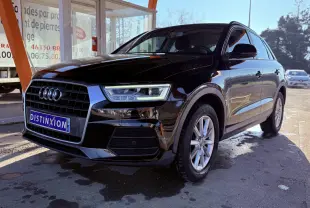 Audi Q3 noir en 3/4 avant droit, mettant en valeur ses phares LED et la calandre distinctive.