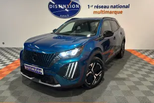Peugeot 2008 II Ph.2 Allure Hybrid bleu Obsession, vue 3/4 avant droit avec phares LED allumés en showroom.