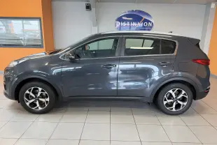 Vue de profil côté gauche d'un KIA Sportage gris 2019 en version 1.6 CRDI 136 Active 4x2, stationné en intérieur.