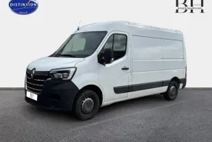 Renault Master blanc minéral en vue 3/4 avant droit, fourgon utilitaire avec porte latérale et enjoliveurs noirs.