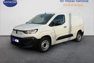 Vue 3/4 avant droit d'un Citroën Berlingo XL blanc Icy avec pare-chocs noirs et jantes acier simples.