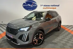 Peugeot 2008 II Ph.2 Allure Hybrid gris Selenium vue 3/4 avant droit avec phares LED et jantes bi-ton.