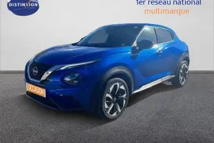 Nissan Juke bleu magnétique métal en 3/4 avant droit, avec jantes alliage et calandre distinctive V-Motion.