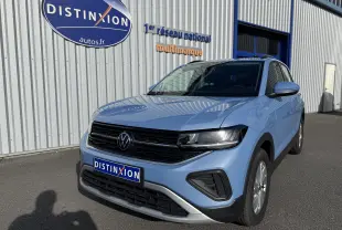 Vue 3/4 avant droite d'un Volkswagen T-Cross 2024 bleu Sky Metal avec feux LED et jantes alliage 16 pouces.