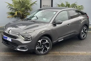 Citroën C4 Gris Platinium vue 3/4 avant droit, jantes alliage 18'' et vitres latérales surteintées.