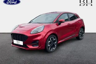 Ford Puma 1.0 EcoBoost rouge Premium Lucid en vue 3/4 avant droit, avec jantes alliage et calandre noire distinctive.