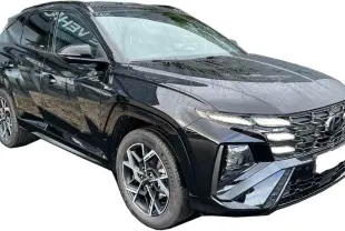 Vue 3/4 avant du Hyundai Tucson 2025 hybride N-Line Creative en noir abyss, avec calandre et jantes distinctives.