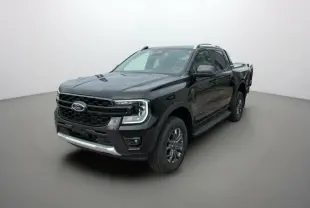 Ford Ranger 2.0 Wildtrak Plus noir agate, vue 3/4 avant droit, avec barres de toit et jantes alu 18 pouces.