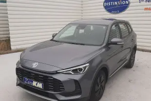 MG Motor ZS 1.5 Hybrid+ gris Camden, vue 3/4 avant droit, avec calandre noire et phares LED fins.