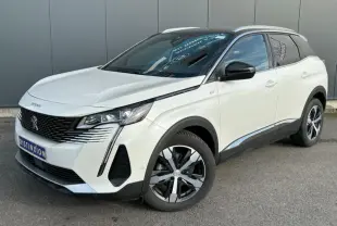 Peugeot 3008 GT blanc nacré en 3/4 avant droit, toit noir et jantes alliage bi-ton 18 pouces.