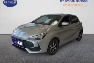Vue 3/4 avant droite de la MG3 1.5 L Hybrid+ 195 ch Luxury en Cosmic Silver avec jantes bi-ton et calandre marquée.