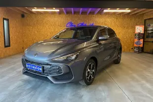 Vue 3/4 avant d’une MG3 gris métallisé 2026 en intérieur, avec calandre noire et jantes au design distinctif.
