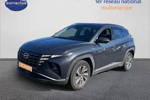 Hyundai Tucson gris foncé métal vu en 3/4 avant droit, avec calandre distinctive et jantes alliage modernes.