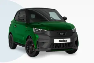 Vue 3/4 avant d'une Ligier JS50 0.5 REVO D+ ULTIMATE verte avec toit noir et jantes alu noires.