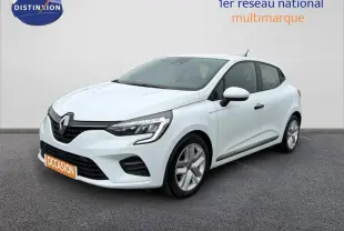 Renault Clio blanc vue 3/4 avant droit, avec feux LED et jantes alliage, sur fond neutre intérieur showroom.