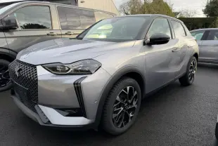 DS3 2024 gris Artense avec toit noir, vue 3/4 avant droit, calandre noire brillante et jantes alliage 18 pouces.
