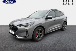 Ford Kuga gris Solar métallisé vu en 3/4 avant droit, avec jantes alu et étriers de frein rouges visibles.