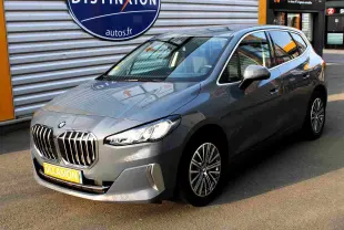 BMW Série 2 Active Tourer gris Nardo métal vue 3/4 avant droit avec calandre imposante et jantes alliage.