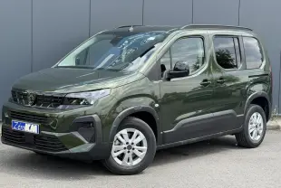Peugeot Rifter M 1.5 BlueHDI 130 Allure vert Sirkka, vue 3/4 avant droit avec portes coulissantes et jantes alu.