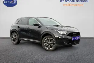 Vue 3/4 avant droite d'une FIAT 600 noire 2024 avec jantes alu au design distinctif et phares LED ronds.