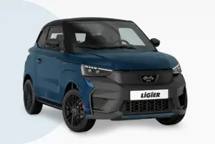 Vue 3/4 avant d'une Ligier JS50 bleu avec toit noir, calandre noire et jantes noires sportives.