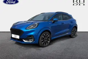 Ford Puma 1.0 EcoBoost bleu métallisé en 3/4 avant droit avec jantes alu noires et barres de toit noires.