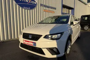 SEAT Ibiza 2023 blanche vue en 3/4 avant droit avec phares LED et jantes alliage 15 pouces.