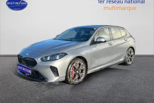 BMW Série 1 118da gris skyscraper vue 3/4 avant droit avec jantes 18 pouces bicolores et étriers rouges.