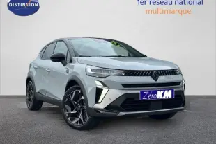Renault Captur 2026 gris Rafale/noir étoilé en 3/4 avant droit, mettant en valeur ses optiques LED et jantes noires.