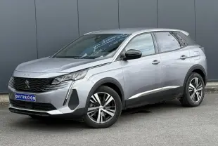 Peugeot 3008 gris Artense en 3/4 avant droit, avec jantes alliage bi-ton et calandre noire distinctive.
